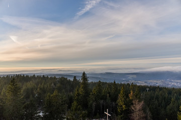 Sonnenschein im Herbst mit Nebel in den Bergen