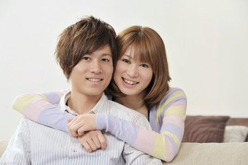 ソファで寄り沿うカップル