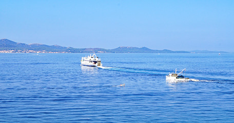 Buque amarrado en el puerto de Zadar, Croacia, Europa