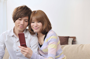 ガラケーを見るカップル