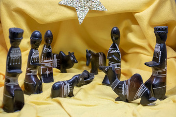Crèche de Noël faite en bois d'ébène noël dans le monde crèche de noël africaine - obrazy, fototapety, plakaty