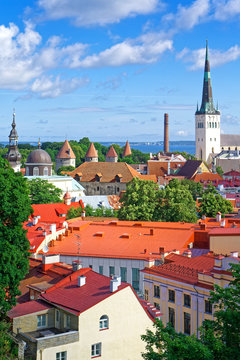 Blick auf Altstadt und Olaikirche, Tallinn, Estland