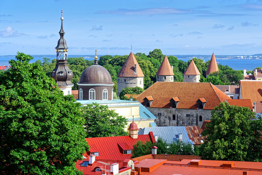 Blick auf historische Türme und Altstadt Tallinn, Estland