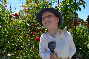 Мальчик и зайчик