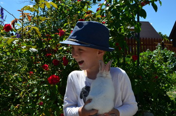 Мальчик и зайчик