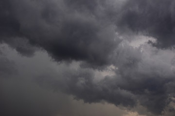 Schlechtwetterfront, Regenwetter, Regenwolken, graue Wolken am Himmel