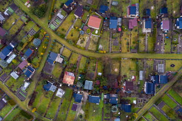 ogrody działkowe z zieloną trawą widok z drona