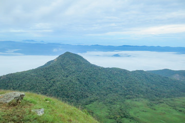 Obraz premium Cloud and Fog in the morning at Doi Mon Jong, a popular mountain near Chiang Mai, Thailand