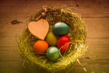 Frohe Ostern, Osternest mit bunten Ostereiern und Herz - Happy Easter, Easter nest with colorful Easter eggs and heart