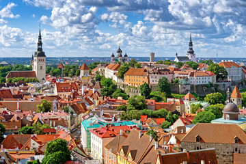 Obraz premium Blick auf Domberg und Olaikirche, Tallinn, Estland