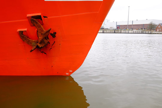 Schiffsrumpf mit Anker