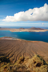 Fototapeta na wymiar Blick auf die kleine Kanareninsel La Graciosa vom Aussichtspunkt Mirador del Río auf Lanzarote