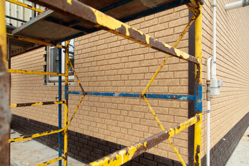 Installing siding on the walls of the house