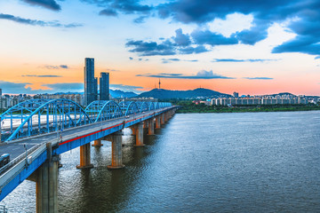 Obraz premium Seoul skyline at Dongjak Bridge and Han River in Seoul, South Korea