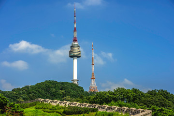 Obraz premium The most beautiful scenery of the Seoul Tower at night in Korea.