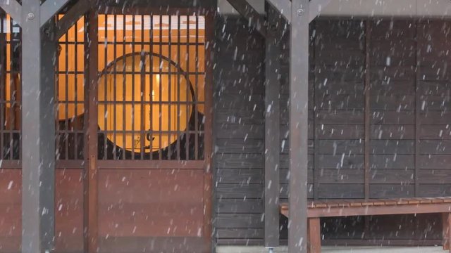 雪のふる旅館