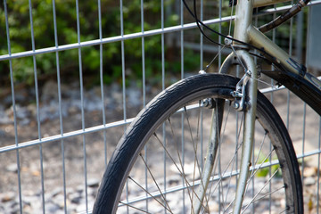 Fototapeta premium altes Fahrrad an einem Zaun angebunden