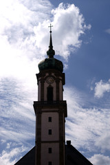 Fototapeta na wymiar Turm Versöhnungskirche Völklingen / Der Uhrenturm der neobarocken Versöhnungskirche in Völklingen vor Himmel und Wolken....