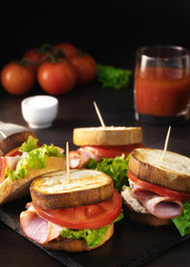 Fresh sandwich with tomatoes, salad and bacon