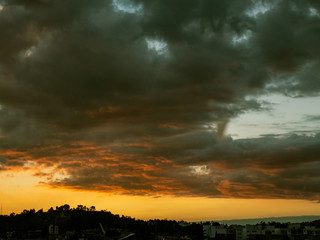 cielo naranja ciudad nubes hora dorada