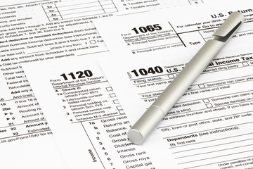 Obraz premium The tax forms with money and the pen. Tax Day concept