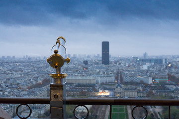 Prismáticos en lo alto de la torre Eiffel para observar Paris