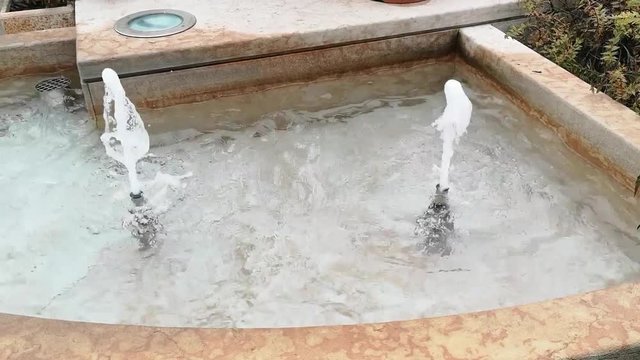 coppia di getti d'acqua con rumore del frigorifero acqua