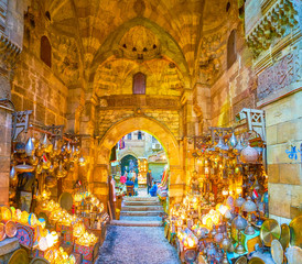 La boutique pittoresque du marché Khan El-Khalili, Le Caire, Egypte