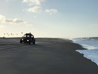 Fototapeta na wymiar Strandtour mit Jeep in Brasilien am Strand