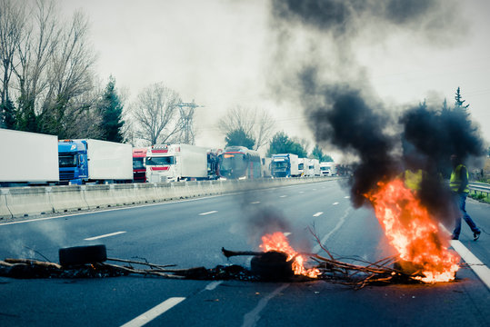 feu de pneu sur l'autoroute - blocage - manifestation