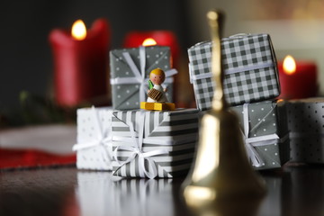 Weichnachtsgeschenke mit Kerzen, Weihnachtsengel, Handglocke