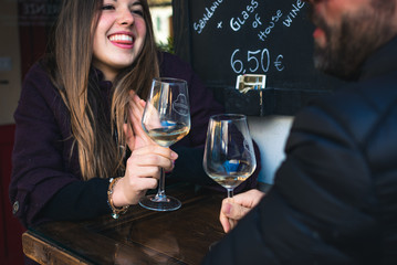 Ragazzo e ragazza si incontrano in un bar sui Navigli di Milano