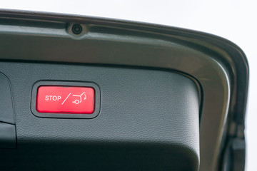 Automatisch öffnende und schließende Heckklappe eines Autos als luxuriöse Extraausstattung