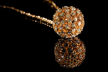 Feminine golden bracelet with shiny gems