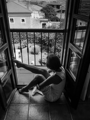 Mujer mirando por el balcón