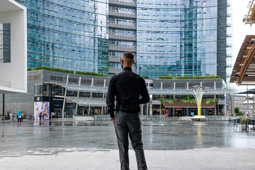 Naklejka premium Man drinking a whiskey in Milan