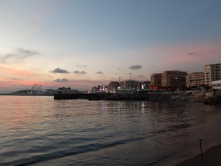 Obraz premium An amazing caption of small waves and beautiful sunset with an incredible reflection over the sea and some coloured clouds in winter days