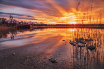 Bergsee im Sonnenuntergang 