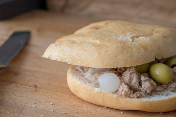 Sandwich with tuna, olives and small onions in vinegar
