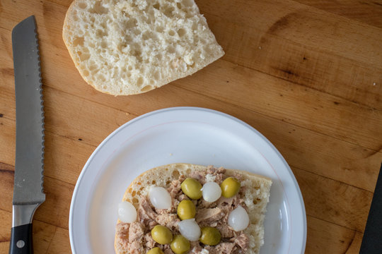 Sandwich with tuna, olives and small onions in vinegar