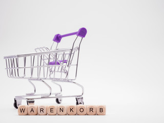 Einkaufswagen mit Schrift Warenkorb