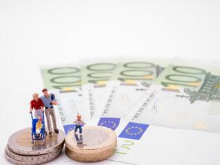 Familie mit Kindern auf Geldscheinen - Symbolbild