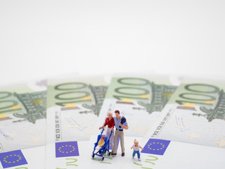 Familie mit Kindern auf Geldscheinen - Symbolbild