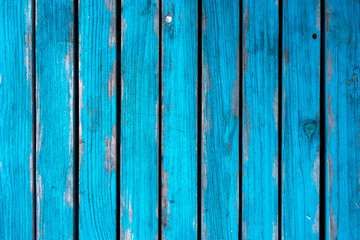 lackierte Bretterwand aus Holzlatten mit abgeblätterter blauer Farbe
