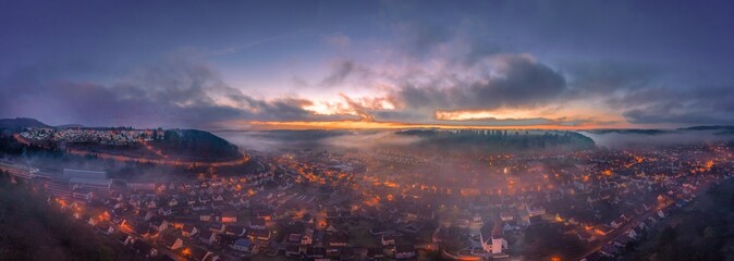 Nebel zum Sonnenuntergang und dem Beginn der blauen Stunde über der Schwäbischen Alb in Albstadt