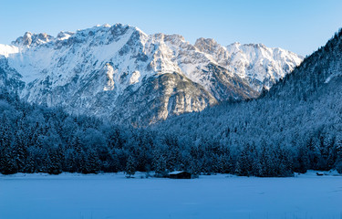 Blick auf den zugefrorenen Ferchensee und den zugeschneiten Alpen in Mittenwald 
