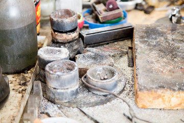 Złotnik przy pracy. Pracownia jubilerska. Rękodzieło złotnicze.  