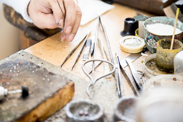 Złotnik przy pracy. Pracownia jubilerska. Rękodzieło złotnicze.  