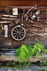 Obraz premium Vintage agricultural tools exposed on a wooden fence