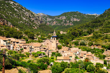 Fototapeta na wymiar Blick auf Valdemossa auf Mallorca